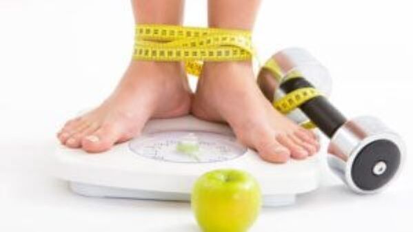 Aby zapobiec rozwojowi żylaków, musisz walczyć z nadwagą i dobrze się odżywiać.